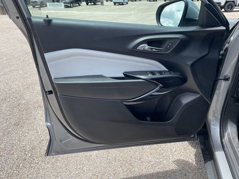 Used 2025 Chevrolet Trax LT w/ LT Convenience Package FWD image 11