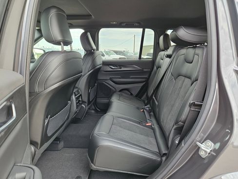 New 2025 Jeep Grand Cherokee Altitude image 13