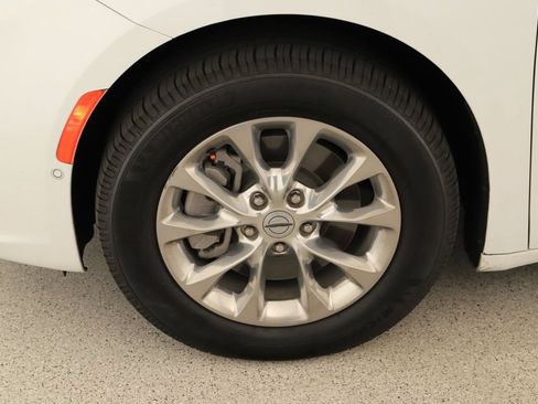 Used 2022 Chrysler Pacifica Touring-L w/ Uconnect Theater Family Group AWD/4WD image 34