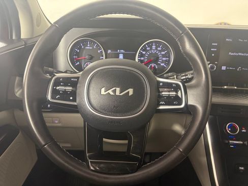Used 2023 Kia Carnival LX FWD image 5