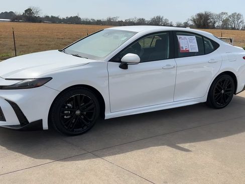 Used 2025 Toyota Camry SE FWD image 5