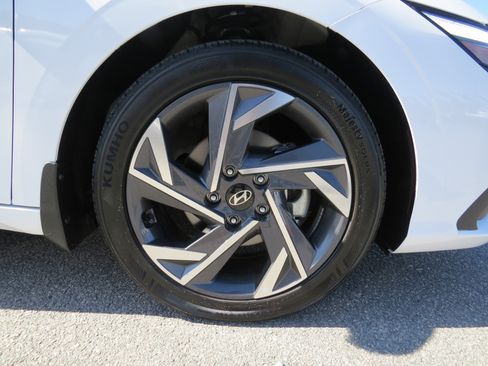 Used 2025 Hyundai Elantra Sport image 10