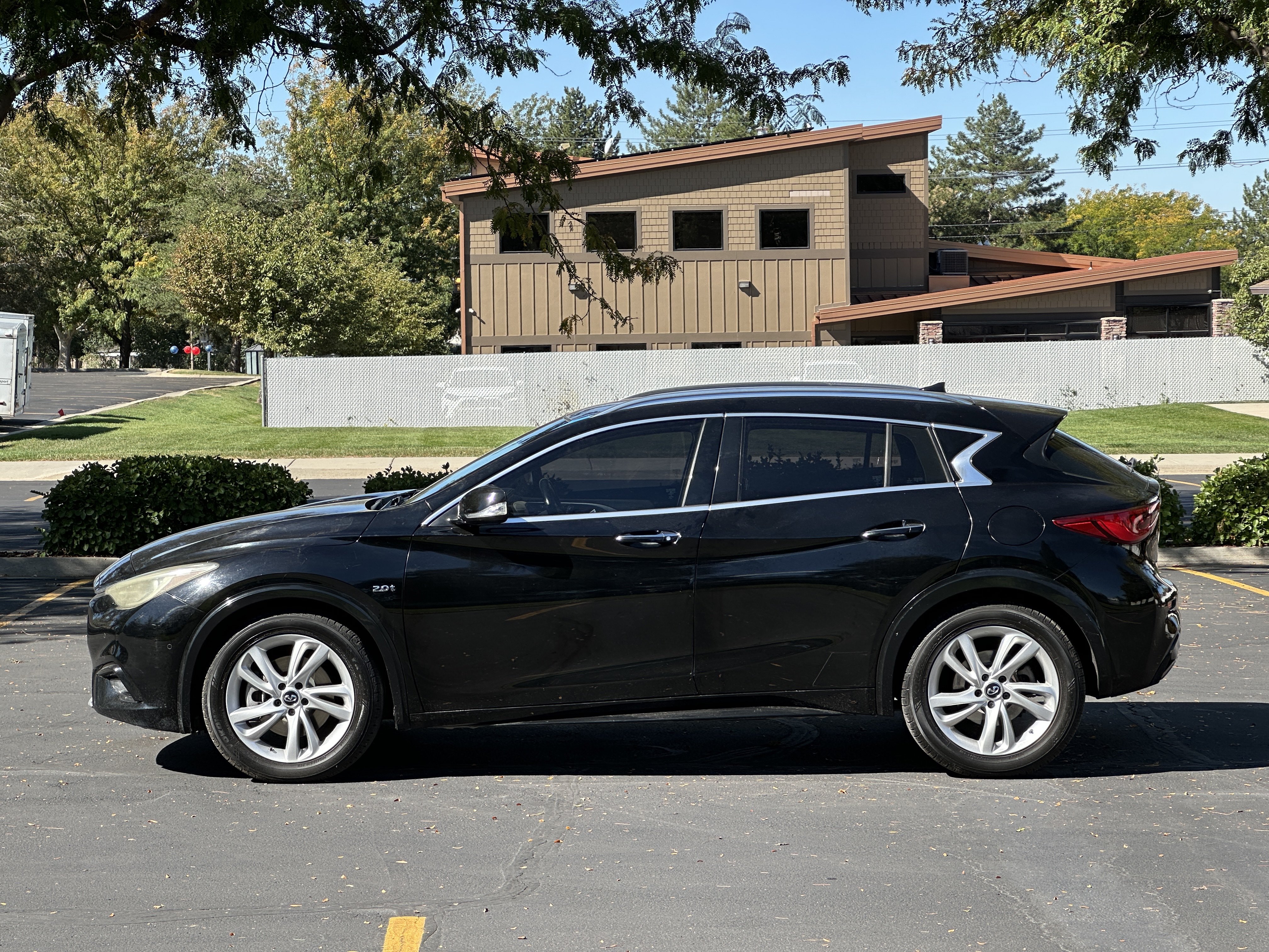 Used 2017 INFINITI QX30 Premium w/ Navigation Package FWD image 8