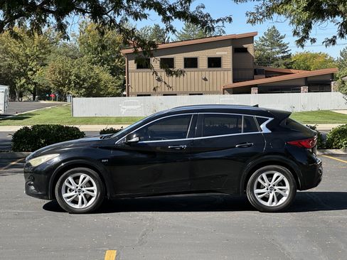 Used 2017 INFINITI QX30 Premium w/ Navigation Package FWD image 8