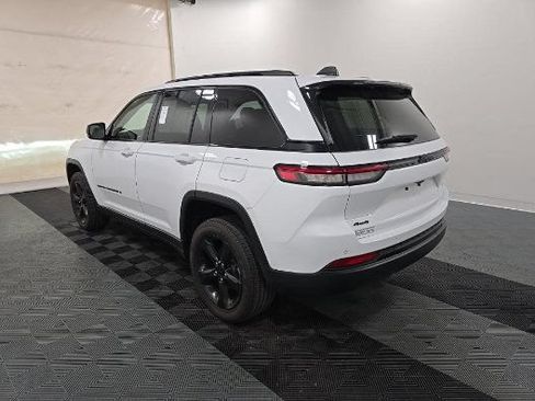 Used 2023 Jeep Grand Cherokee Altitude AWD/4WD image 3