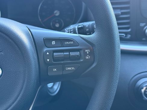 Used 2017 Kia Sorento L image 16