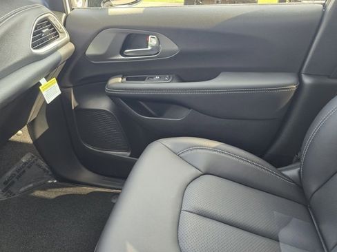 New 2026 Chrysler Pacifica Select image 15