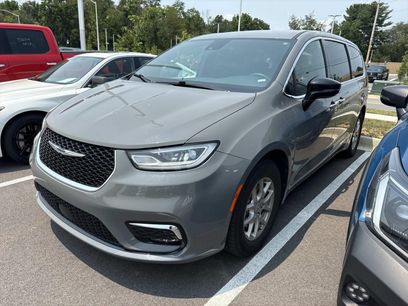 Used 2025 Chrysler Pacifica Select