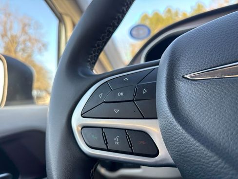 Used 2023 Chrysler Voyager LX image 15