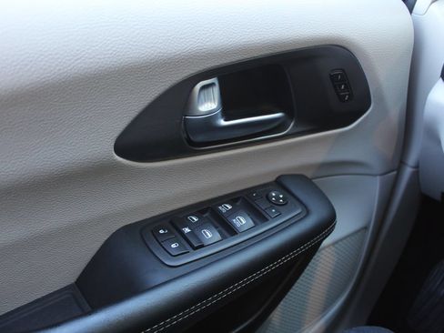 Used 2023 Chrysler Pacifica Touring-L FWD image 25