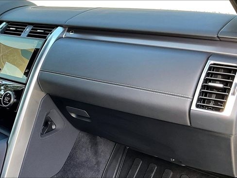 Used 2024 Land Rover Discovery Metropolitan Edition image 17