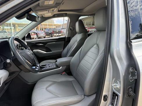 Used 2021 Toyota Highlander XLE AWD/4WD image 29