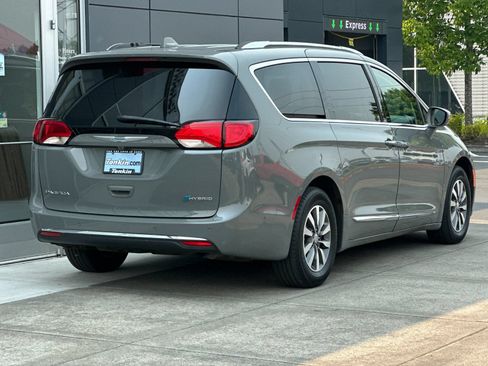 Used 2020 Chrysler Pacifica Limited w/ Advanced Safetytec Group FWD image 3