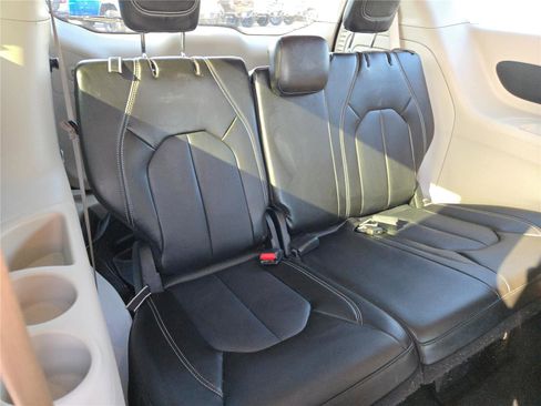 Used 2023 Chrysler Pacifica Touring-L image 11