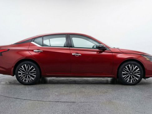 Used 2025 Nissan Altima 2.5 SV image 11