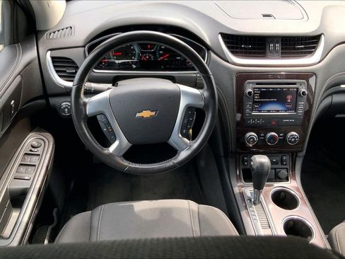 Used 2017 Chevrolet Traverse LT w/ Style and Technology Package FWD image 5