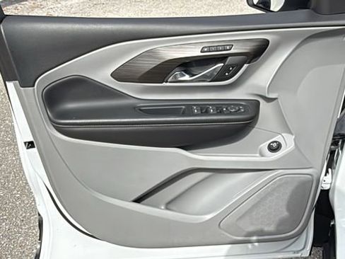 Used 2024 GMC Terrain SLT image 17