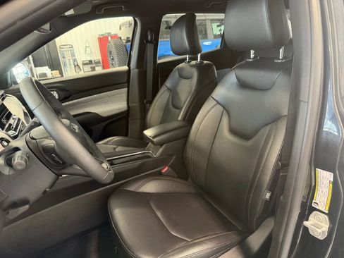 Used 2024 Jeep Compass Latitude AWD/4WD image 11