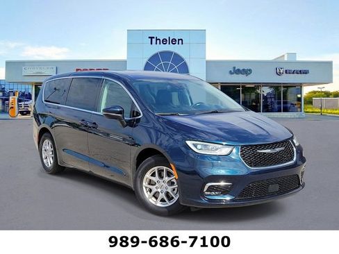 Used 2023 Chrysler Pacifica Touring-L FWD image 1