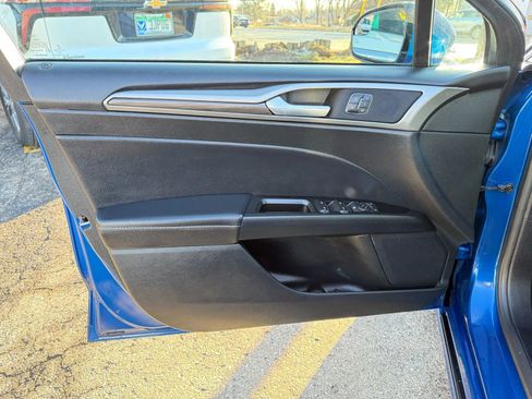 Used 2017 Ford Fusion SE w/ Fusion SE Technology Package image 9