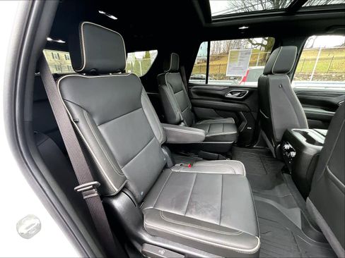 Used 2024 GMC Yukon SLT w/ SLT Premium Package image 16
