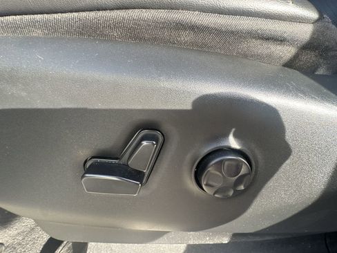 Used 2023 Chrysler Pacifica Touring-L image 12