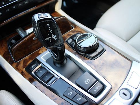 Used 2014 BMW 750Li xDrive image 26