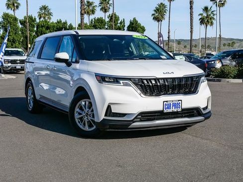 Used 2024 Kia Carnival LX image 2