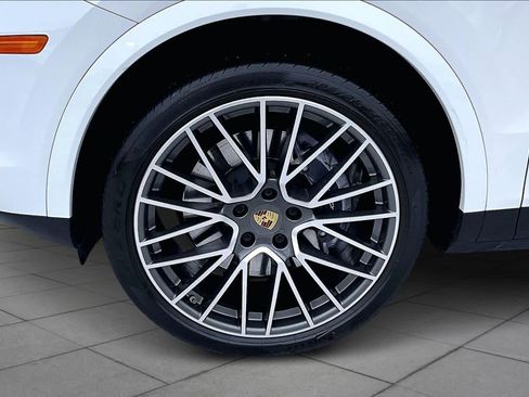 Used 2021 Porsche Cayenne Coupe image 9