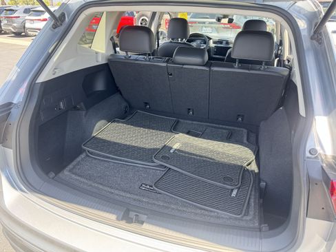 Used 2022 Volkswagen Tiguan SE AWD/4WD image 36