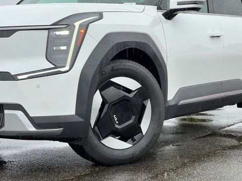 Used 2024 Kia EV9 Wind image 2