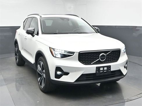 Used 2023 Volvo XC40 B5 Plus w/ Protection Package Premier image 2