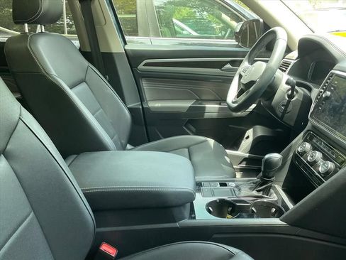 Used 2023 Volkswagen Atlas SE w/ Panoramic Sunroof Package FWD image 2