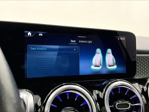 Used 2025 Mercedes-Benz GLB 250 image 33