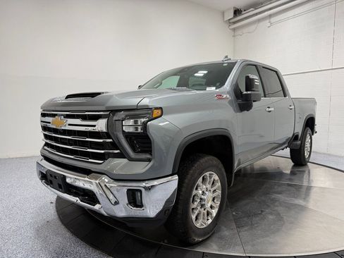 Used 2025 Chevrolet Silverado 2500 LTZ w/ LTZ Convenience Package image 3