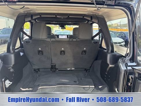 Used 2025 Jeep Wrangler Unlimited Sahara AWD/4WD image 5