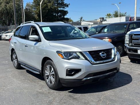 Used 2017 Nissan Pathfinder S image 1