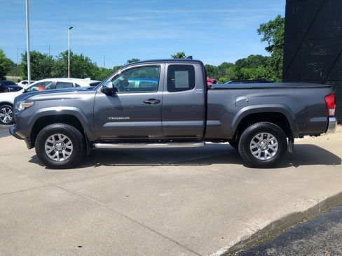 Used 2016 Toyota Tacoma SR5 w/ SR5 Appearance Package (SN) AWD/4WD image 8