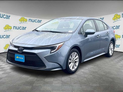 Used 2023 Toyota Corolla LE image 3