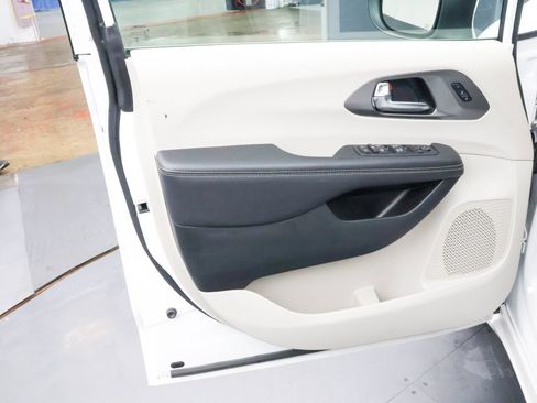 Used 2023 Chrysler Pacifica Touring-L FWD image 21