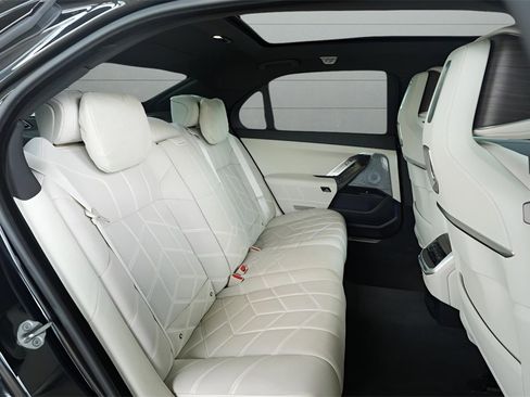 Used 2023 BMW 760i xDrive w/ Executive Package image 33