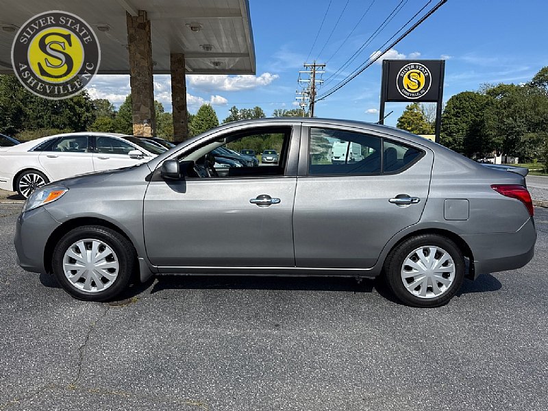 Used 2013 Nissan Versa SV FWD image 3