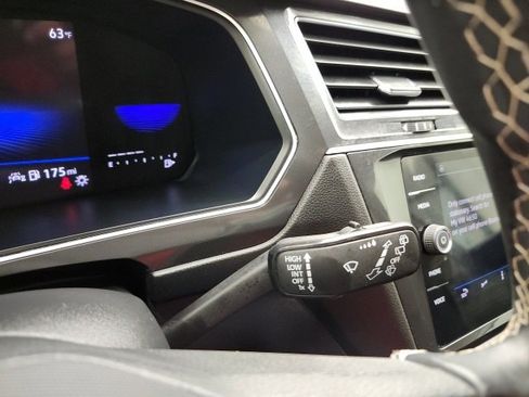 Used 2022 Volkswagen Tiguan SE w/ Panoramic Sunroof Package image 54