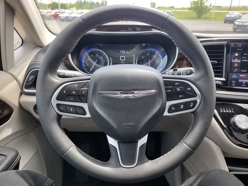 Used 2023 Chrysler Pacifica Limited FWD image 24