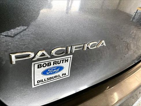 Used 2018 Chrysler Pacifica Touring-L FWD image 14