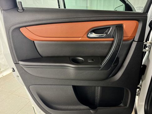 Used 2017 Chevrolet Traverse LT w/ Style and Technology Package FWD image 16