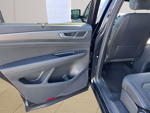 Used 2025 Volkswagen Atlas Cross Sport SE FWD image 31