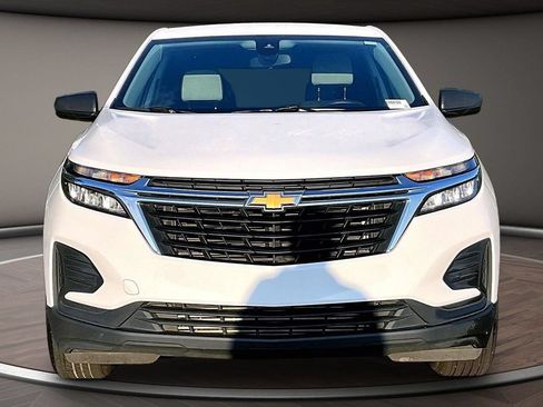 Used 2022 Chevrolet Equinox LS w/ LS Convenience Package FWD image 2