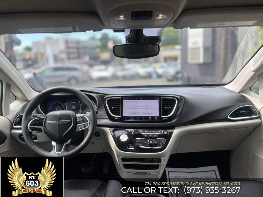 Used 2024 Chrysler Pacifica Touring-L FWD image 12