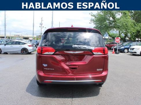 Used 2017 Chrysler Pacifica Touring-L w/ Tire & Wheel Group FWD image 4
